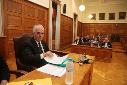 «Δεν υπάρχει θέμα» με τη διαδικασία εξίσωσης των ορίων ηλικίας, λέει η κυβέρνηση