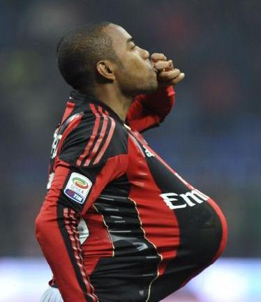 Η Μίλαν άδραξε την ευκαιρία και σκαρφάλωσε στην κορυφή