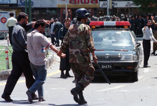 Νέα διαμάχη Λονδίνου-Τεχεράνης μετά τη σύλληψη τεσσάρων «πληρωμένων δολοφόνων» στο Ιράν