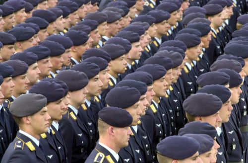 Προς κατάργηση της υποχρεωτικής στρατιωτικής θητείας κινείται η Γερμανία