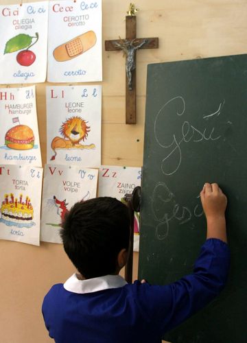 Δημοτικά σχολεία του Μιλάνου μένουν ανοικτά στις διακοπές των Χριστουγέννων λόγω κρίσης