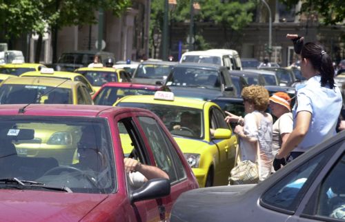 Πακέτα-«βόμβες» και πορείες κρατούν κλειστές από το πρωί βασικές οδικές αρτηρίες του Κέντρου