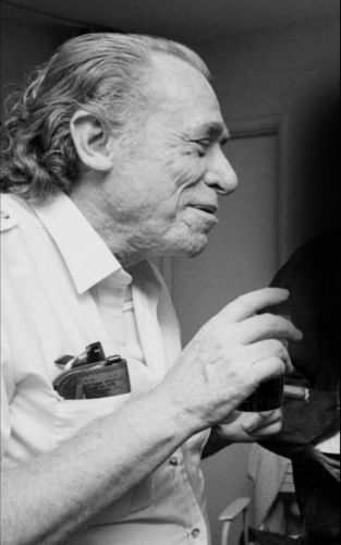 Ζω ακόμη με το «φάντασμα» του Τσαρλς Μπουκόφσκι, είπε η τελευταία μούσα του