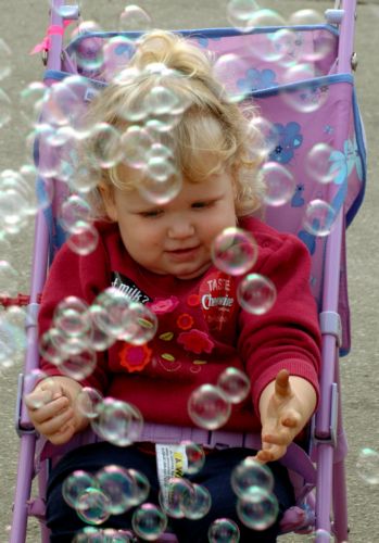 Μωρό στη Γαλλία έπεσε από τον 7ο όροφο και «προσγειώθηκε» στην αγκαλιά περαστικού