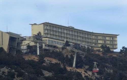 Την κατεδάφιση του ετοιμόρροπου Μον Παρνές αποφάσισε το ΥΠΠΟ