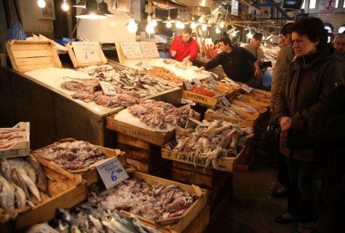 Η παράνομη αλιεία γόνου στην Ελλάδα πρέπει να σταματήσει, προειδοποιεί η Κομισιόν