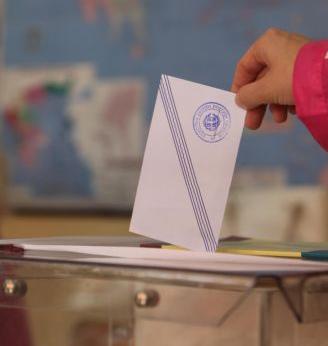 Τιτανομαχίες και έντονο παρασκήνιο στους τρεις μεγάλους δήμους για τον δεύτερο γύρο