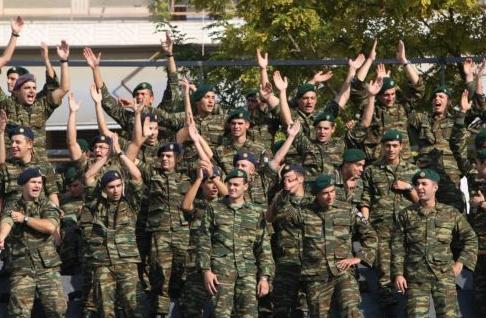 Αυξάνονται οι άδειες των φαντάρων για να μειωθεί το κόστος σίτισης