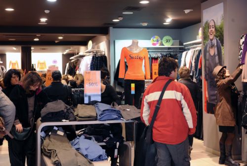 Μπαράζ προσφορών στην αγορά δύο μήνες πριν τα Χριστούγεννα