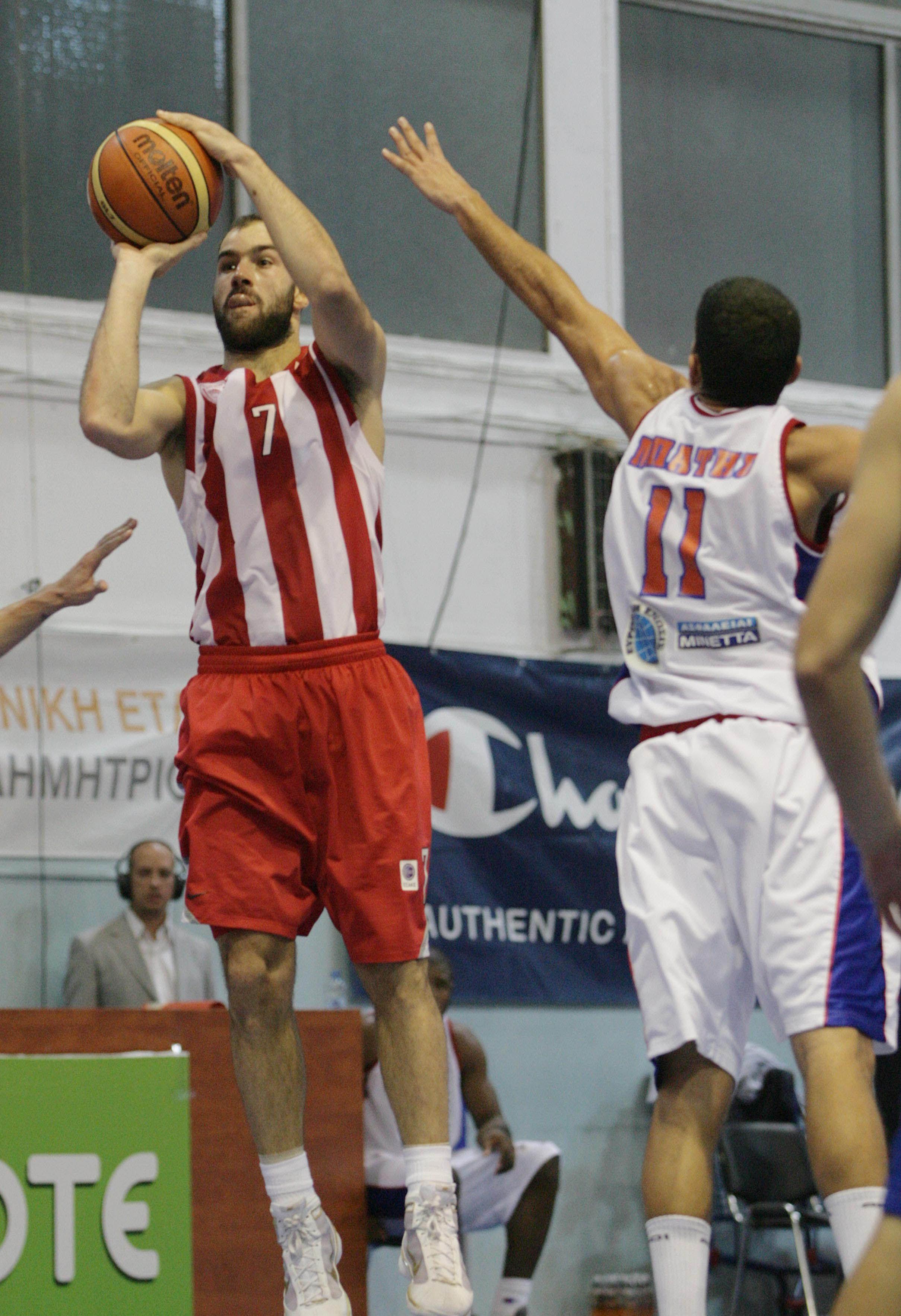 «Απόδραση» του Ολυμπιακού από τη Νέα Σμύρνη με τη νίκη