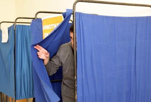 Στην τελική ευθεία η μάχη ΠΑΣΟΚ-ΝΔ εν όψει του β’ γύρου των αυτοδιοικητικών εκλογών