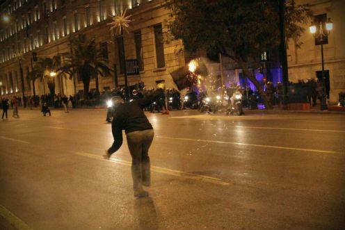 Ένταση με μία τραυματία στο κέντρο της Αθήνας μετά το τέλος πορείας