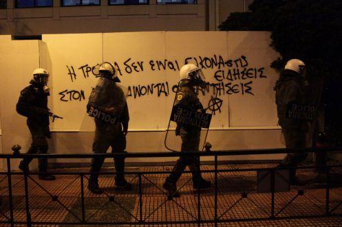 Ένταση επικράτησε στην πλατεία Εξαρχείων μετά την πορεία για το Πολυτεχνείο