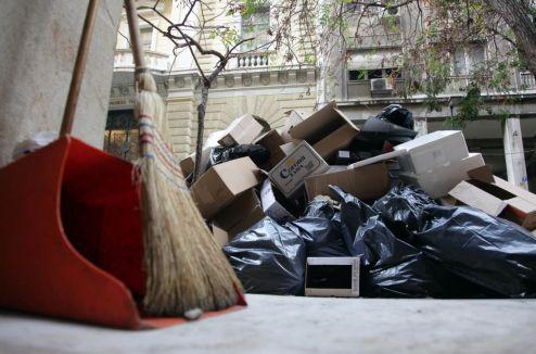 Σε κλοιό σκουπιδιών η χώρα λόγω της απεργίας των εργαζομένων στους ΟΤΑ