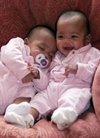 Ναι στις υιοθεσίες, όχι στην αναδοχή παιδιού λένε οι Έλληνες