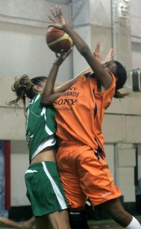 Ο Αθηναϊκός πήρε το ντέρμπι μετά την… εκκένωση του γηπέδου