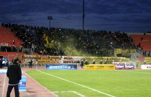 Στόχος επίθεσης έγιναν στη Θεσσαλονίκη πούλμαν με οπαδούς της ΑΕΚ