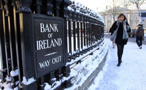 Λίγο πάνω από τη κατηγορία «junk» υποβάθμισε τέσσερις ιρλανδικές τράπεζες η Moody’s