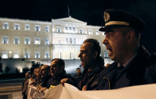 Ένστολη διαμαρτυρία των σωμάτων ασφαλείας πραγματοποιήθηκε στην Παλαιά Βουλή