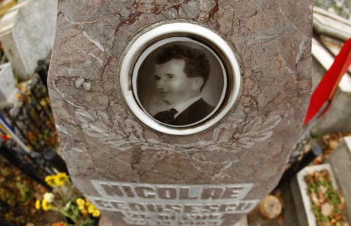 Ενταφιάστηκαν και πάλι οι σοροί του Νικολάε και της Έλενας Τσαουσέσκου