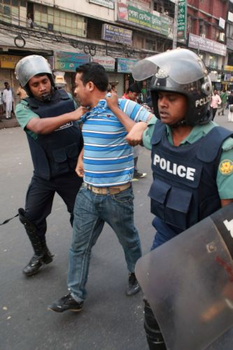 Τρεις νεκροί και εκατοντάδες τραυματίες σε εργατικές διαδηλώσεις στο Μπαγκλαντές