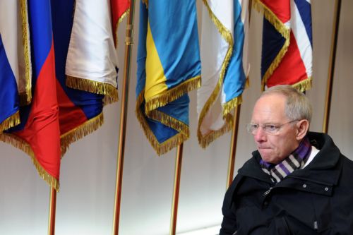 Απρόβλεπτες συνέπειες για τη Γερμανία διαβλέπει ο Σόιμπλε εάν δεν στηριχθεί το ευρώ