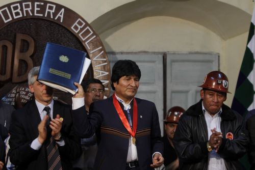 Κόντρα σε όλο τον κόσμο, η Βολιβία μειώνει τα όρια συνταξιοδότησης