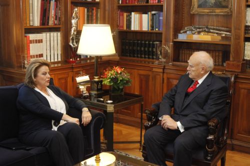 Όλοι οι κοινωνικοί εταίροι πρέπει να βάλουν πλάτη, δήλωσε η Λούκα Κατσέλη