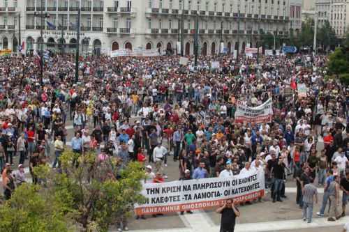 Υποχρεωτική επέκταση των συλλογικών συμβάσεων ζητεί η ΓΣΕΕ