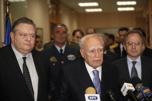 Επίσκεψη-στήριξη στις Ένοπλες Δυνάμεις από τον Κάρολο Παπούλια