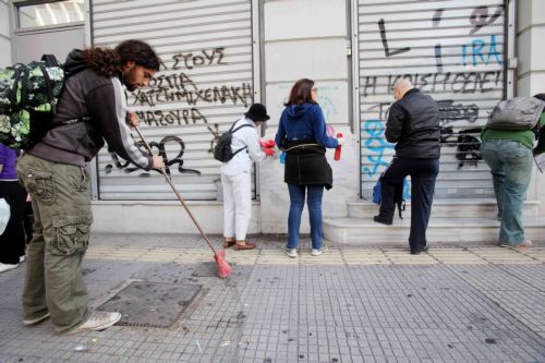 Άρωμα καθαριότητας στην Πατησίων από την ομάδα «Atenistas»