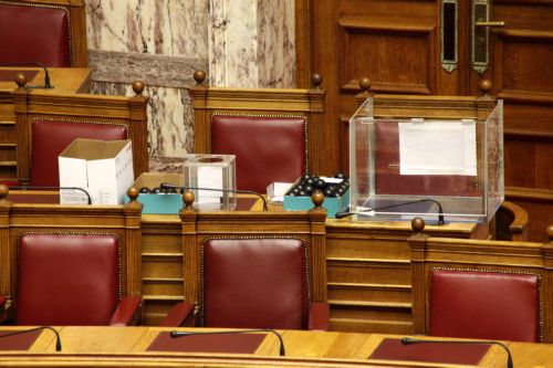 Τυχόν ποινικές ευθύνες δύο «γαλάζιων» υπουργών καλείται να εξετάσει η Βουλή για υπόθεση κακοδιαχείρισης