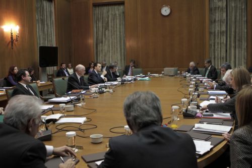 Υπουργοί – μεσολαβητές δίνουν «μάχη» για ήπιο άνοιγμα ορισμένων επαγγελμάτων