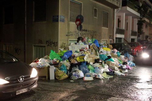 Προς εξομάλυνση η αποκομιδή σκουπιδιών μετά την άρση απαγόρευσης προσλήψεων στους δήμους