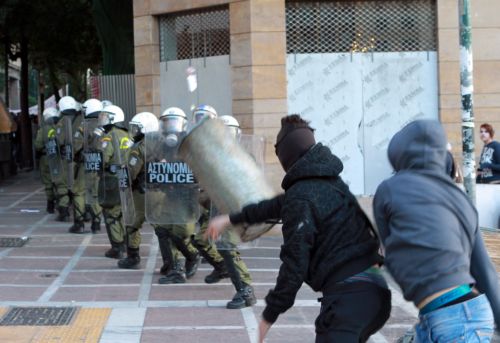 Επεισόδια με δύο τραυματίες κατά την προσαγωγή των συλληφθέντων στα συλλαλητήρια της Δευτέρας