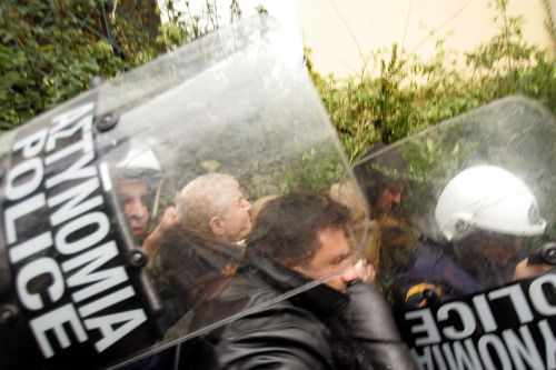 Αντιμέτωπος με την οργή ασφαλισμένων βρέθηκε ο πρόεδρος της «Ασπίς» στην Ευελπίδων