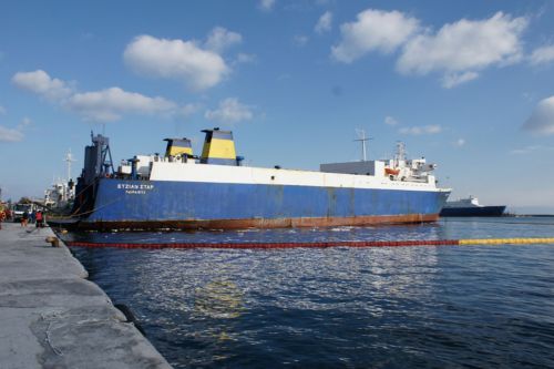 Μεγάλη διαρροή μαζούτ από πρόσκρουση πλοίου στο λιμάνι της Μυτιλήνης