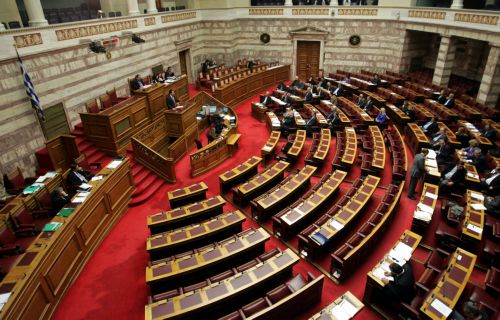 Πυρά διασταυρώνουν στη Βουλή κυβέρνηση και αντιπολίτευση για τον προϋπολογισμό