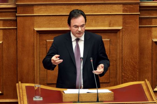 «Μάχη» στη Βουλή για τον προϋπολογισμό, αιχμηρή απάντηση Παπακωνσταντίνου στις κριτικές