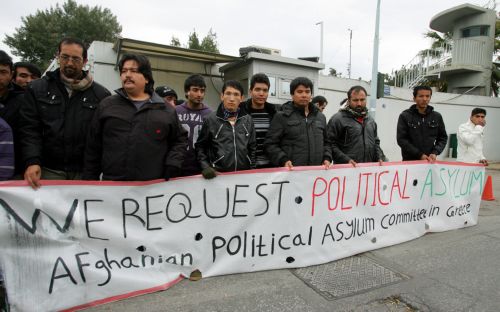 Επιχείρηση απομάκρυνσης μεταναστών έξω από την Ύπατη Αρμοστεία του ΟΗΕ στην Κηφισίας