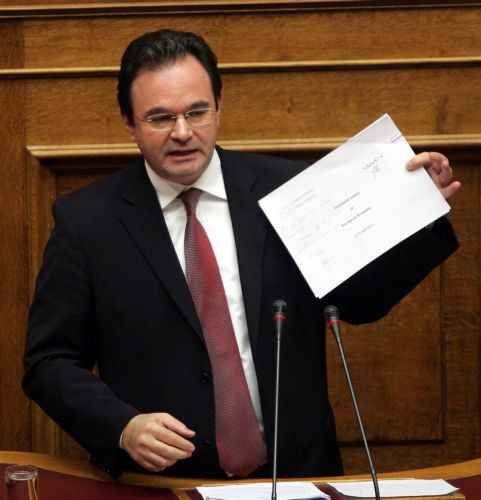 Για «αβάσταχτη ελαφρότητα» στο θέμα της χρεοκοπίας κατηγορεί την Αντιπολίτευση ο ΥΠΟΙΚ