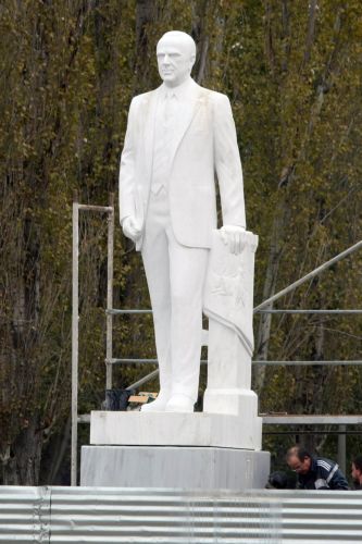 Τοποθετήθηκε ο ανδριάντας του Κωνσταντίνου Καραμανλή στη Θεσσαλονίκη