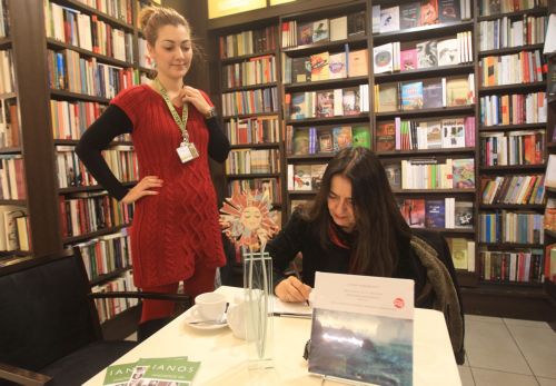 Γιορτινή συνάντηση με την Ελένη Καραΐνδρου  για μια σημαντική επετειακή έκδοση