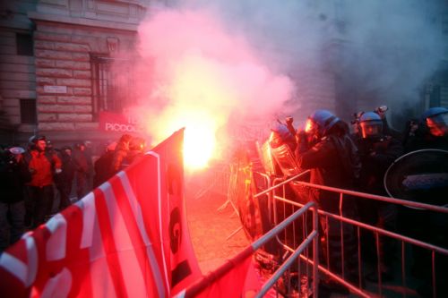 Δακρυγόνα και συμπλοκές στη Σκάλα του Μιλάνου για το «μαχαίρι» στον Πολιτισμό