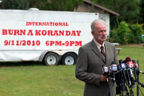 Επίσκεψη στη Βρετανία σχεδιάζει ο πάστορας που ήθελε να κάψει το Κοράνι