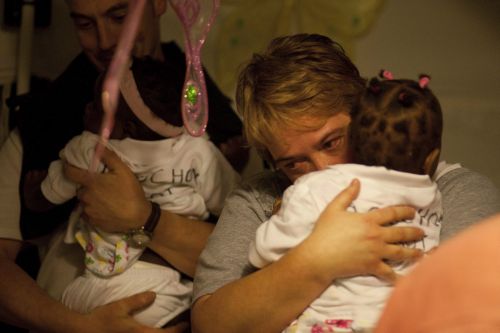 Στο Παρίσι έφτασαν 113 υιοθετημένα παιδιά από την Αϊτή