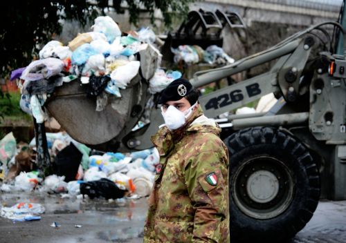 Την περισυλλογή των σκουπιδιών στη Νάπολη ξεκίνησε ο ιταλικός στρατός