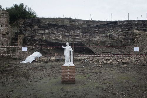 Άλλοι δύο τοίχοι οικοδομήματος στην Πομπηία κατέρρευσαν