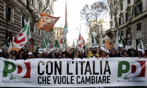 Στους δρόμους η Ιταλία καθώς πλησιάζει η «μητέρα των μαχών» για τον Μπερλουσκόνι