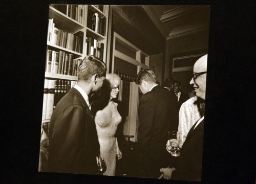 Στο σφυρί σπάνια φωτογραφία του JFK με τη Μέριλιν Μονρό, λίγο μετά το «Happy Birthday Mr. President»